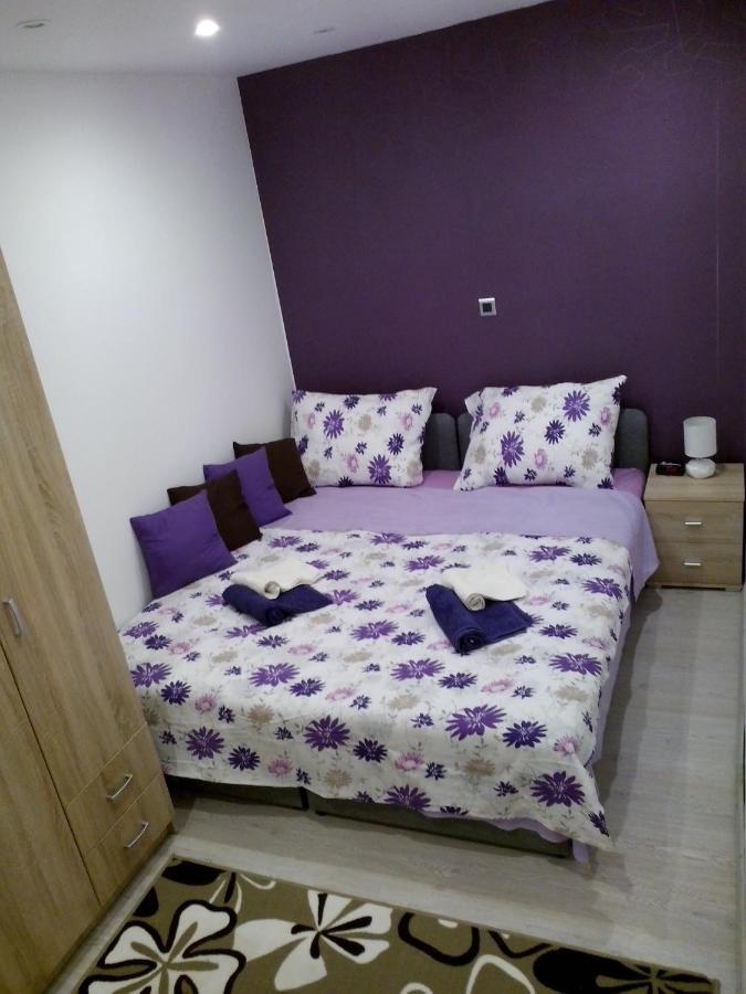 Purple & Apple Green Apartment Split Exterior photo